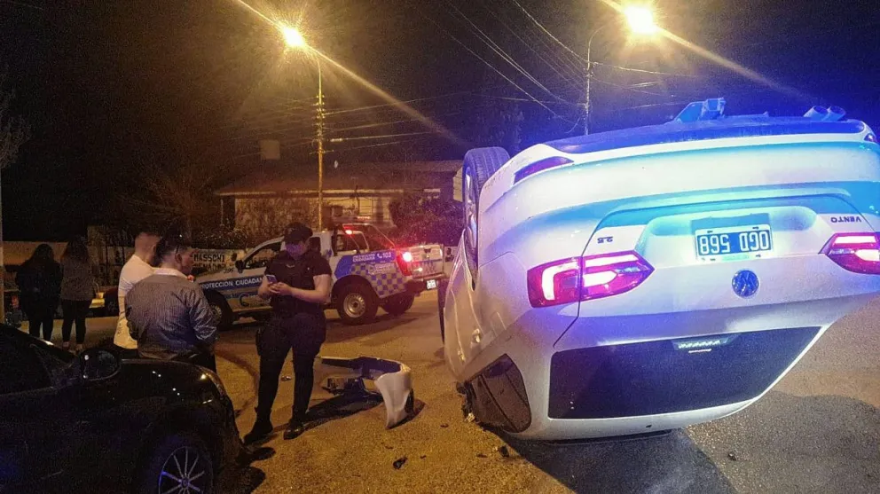 Conducía en estado de ebriedad, chocó vehículo estacionado y terminó volcando