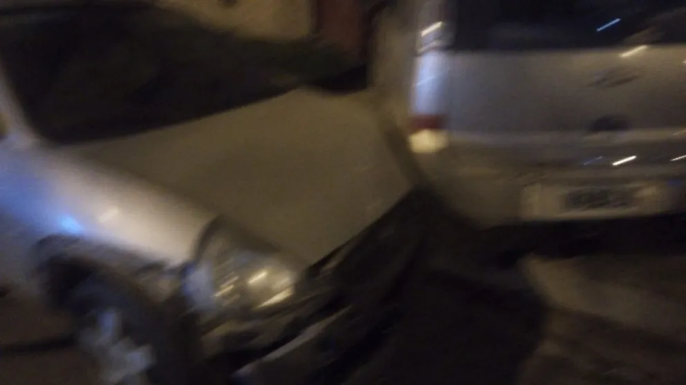 Conductor alcoholizado perdió el control de su vehículo y chocó contra un auto estacionado