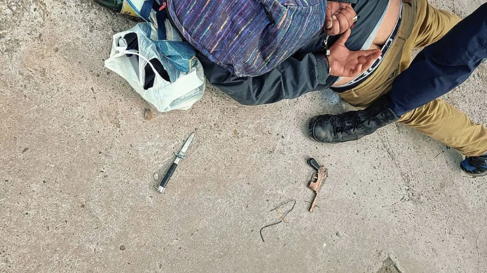 Provocó desorden en una farmacia y portaba un cuchillo y un encendedor similar a un arma de fuego