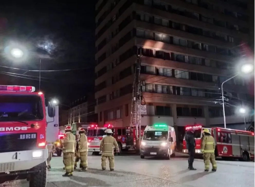 Pánico en Bariloche por el incendio de un edificio: más de un millar de evacuados y 50 afectados