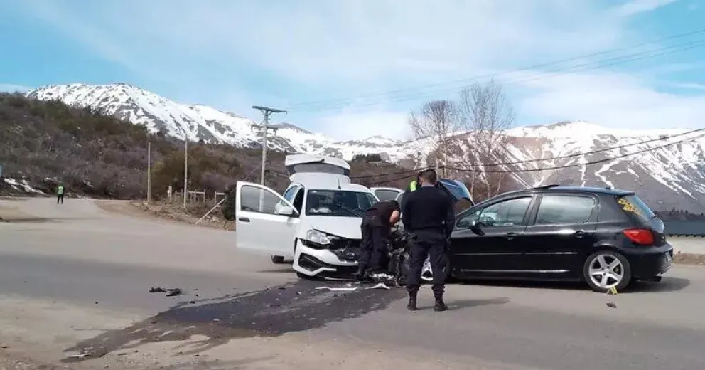 Violento choque entre dos autos en el ingreso a cerro Catedral