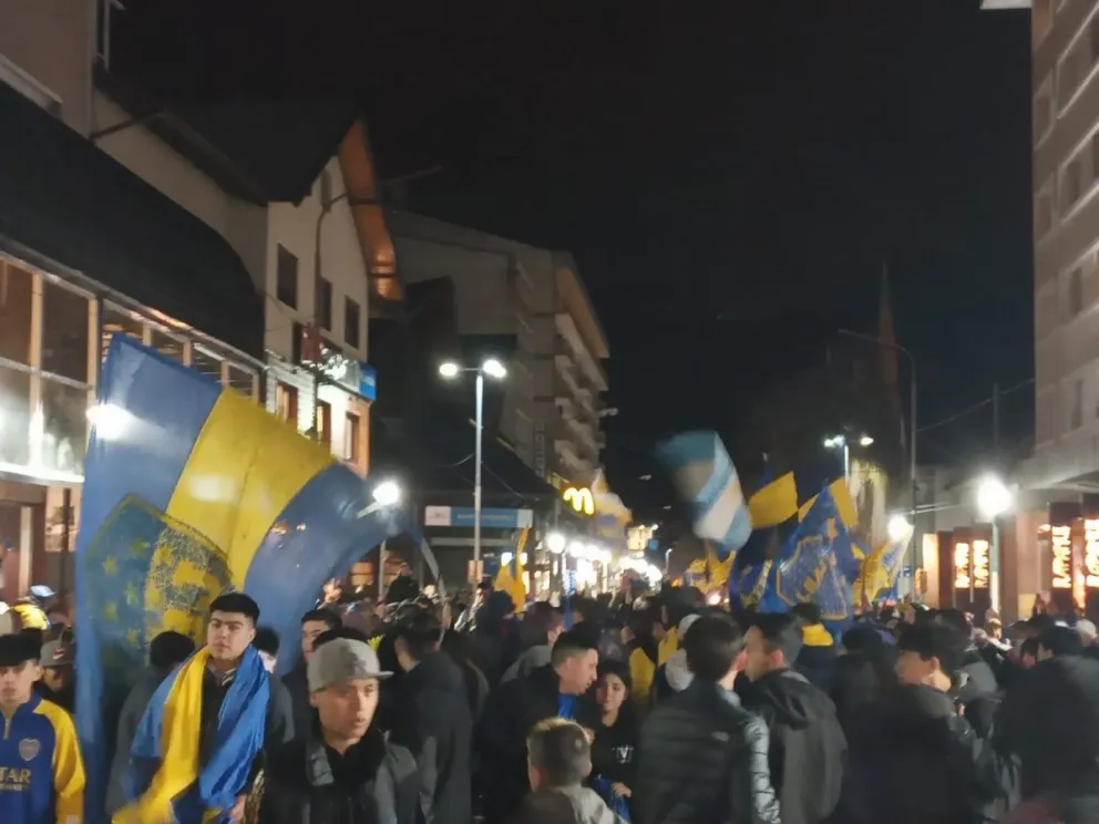 Superclásico: Las calles de Bariloche se pintaron de "azul y oro"