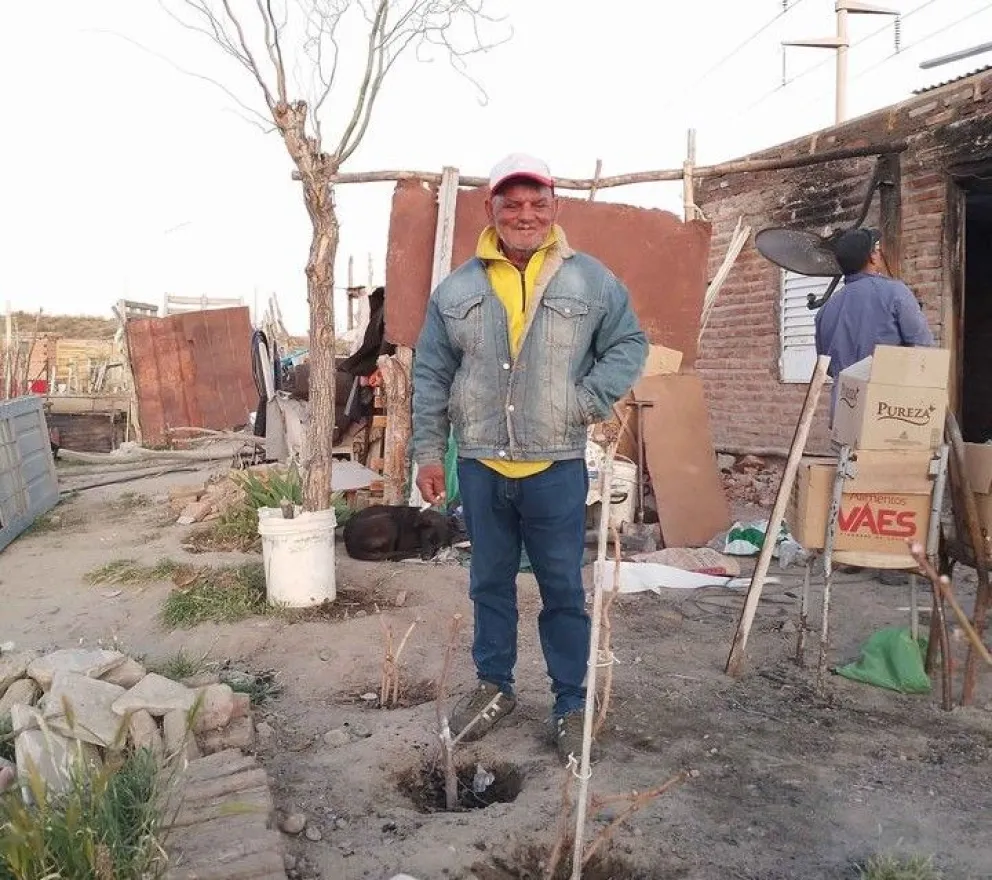 Vecinos solidarios: Pascual perdió todo en un incendio y lo ayudaron a reconstruir su hogar 