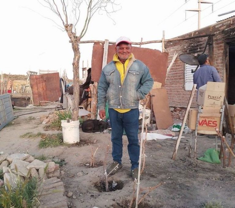 Vecinos solidarios: Pascual perdió todo en un incendio y lo ayudaron a reconstruir su hogar