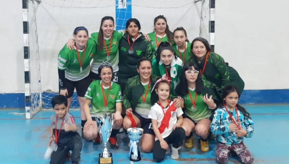 Siempre Verde y su sana costumbre, Campeona del futsal femenino