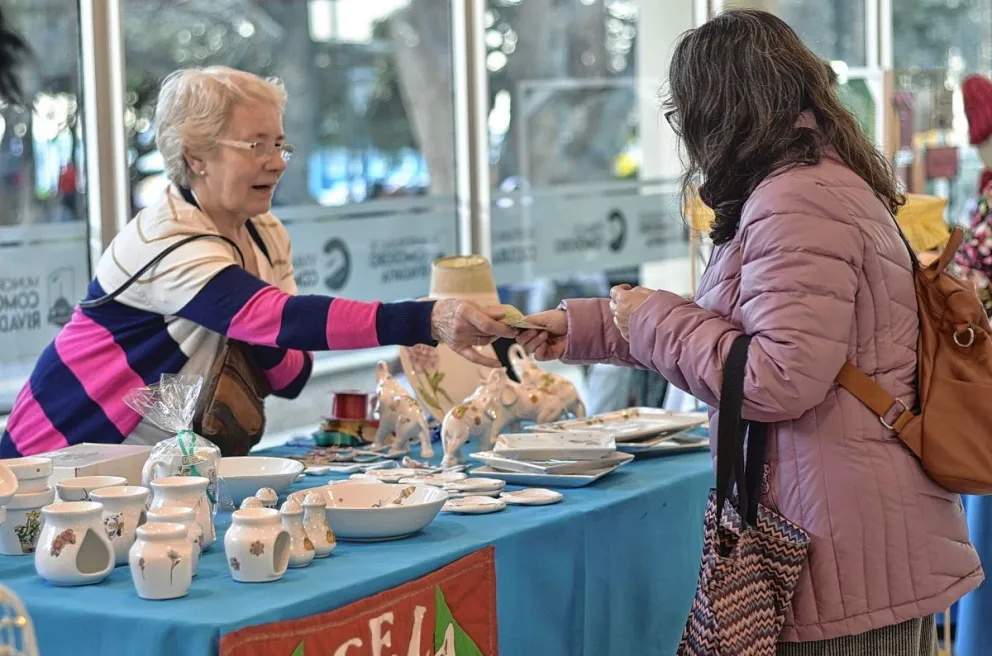 Exitosos paseos de artesanos, diseñadores, manualeros y productores comodorenses