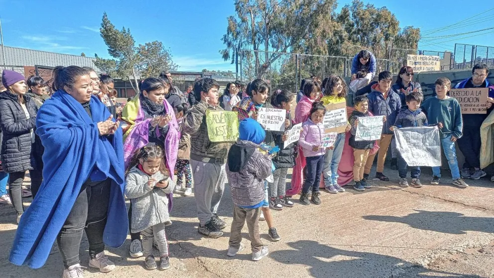 Realizaron un “frazadazo” en la Escuela 153 donde hace más de un mes no tienen clases