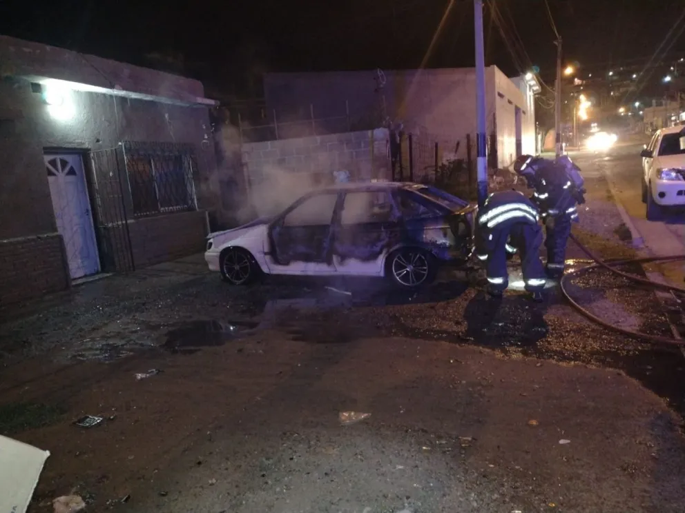 Se incendió un auto en barrio Ceferino 