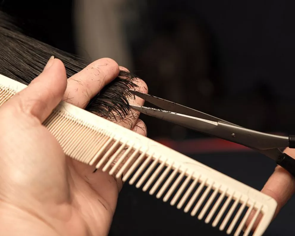 Realizan maratón solidaria de corte de cabello en beneficio de un reconocido peluquero de Posadas