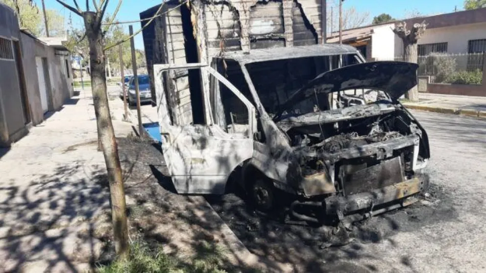 ¿Atentado en la madrugada? Un camión se incendió y quedó destruido