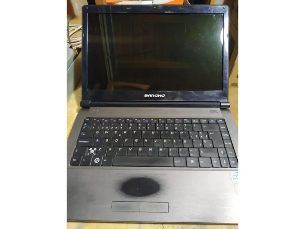 Ayudemos a Carla: Es estudiante, le robaron su computadora y necesita recuperarla