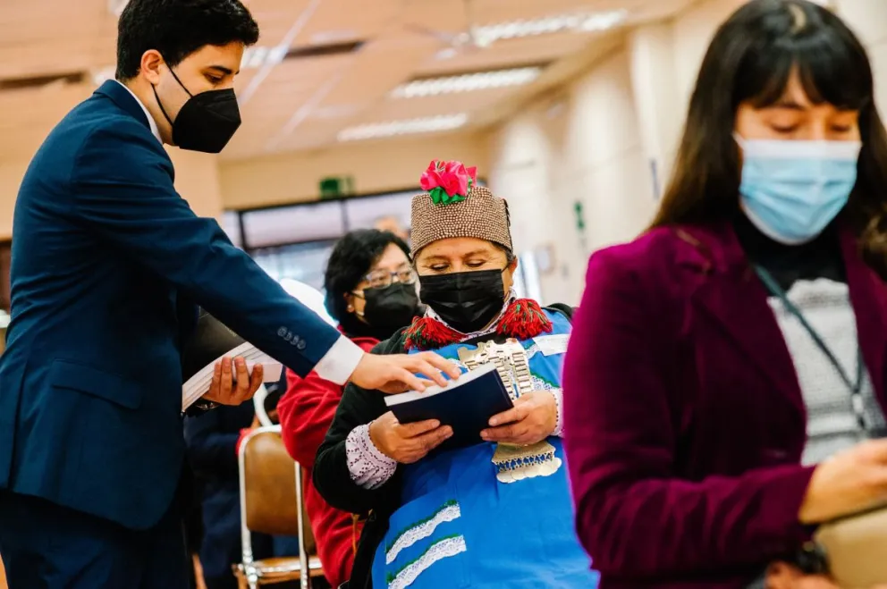 Testigos de Jehová presentan la Biblia en mapudungun