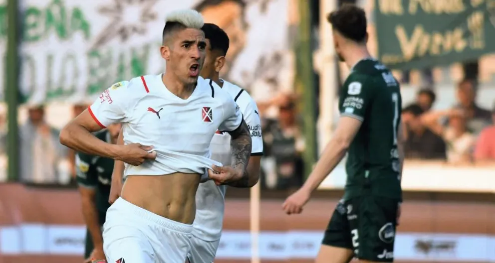 Lo ganó en una ráfaga: Independiente se lo dio vuelta a Sarmiento con un doblete de Leandro Fernández