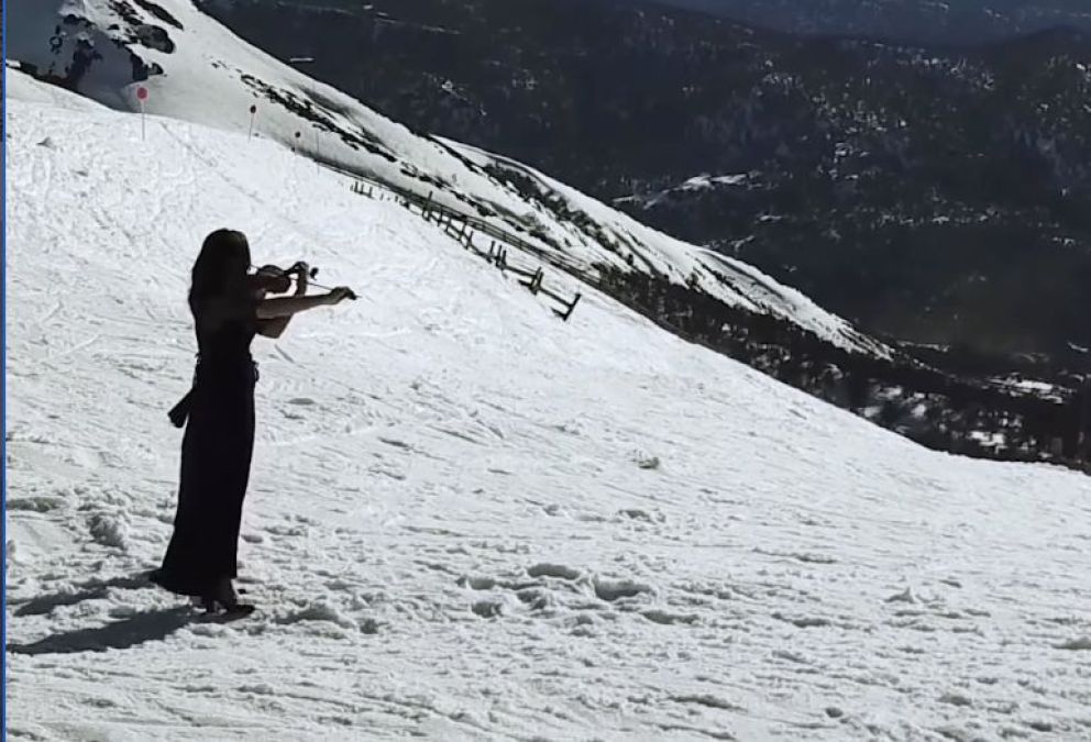 Una violinista tocó en la cumbre del cerro Teta para concientizar sobre el cáncer de mama