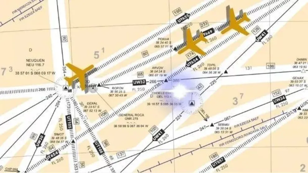 Pilotos de Aerol&iacute;neas que volaban por Choele Choel dijeron que fueron seguidos por dos ovnis
