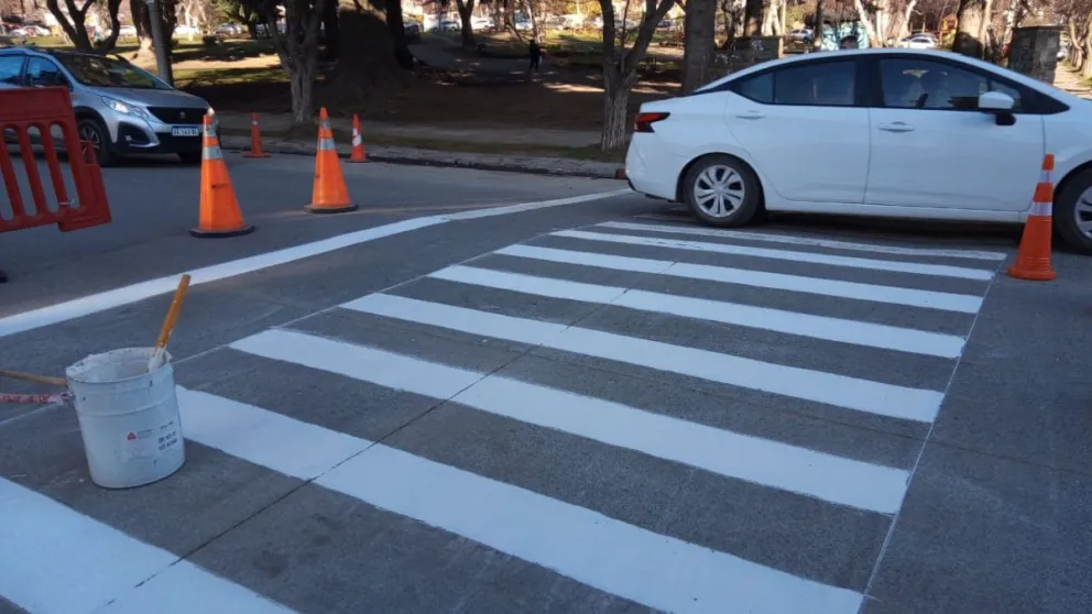 Precaución por tareas de pintura de sendas peatonales en la zona del centro