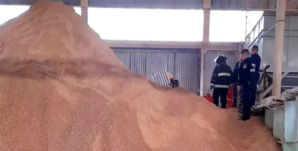 Terrible: murió un operario al ser aplastado por toneladas de soja