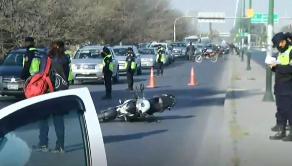 De no creer: camioneta protagonizó un choque triple y se dio a la fuga