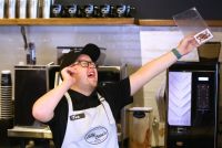 Video de empleado de una cafetería celebrando alegremente su primer pago se vuelve viral 