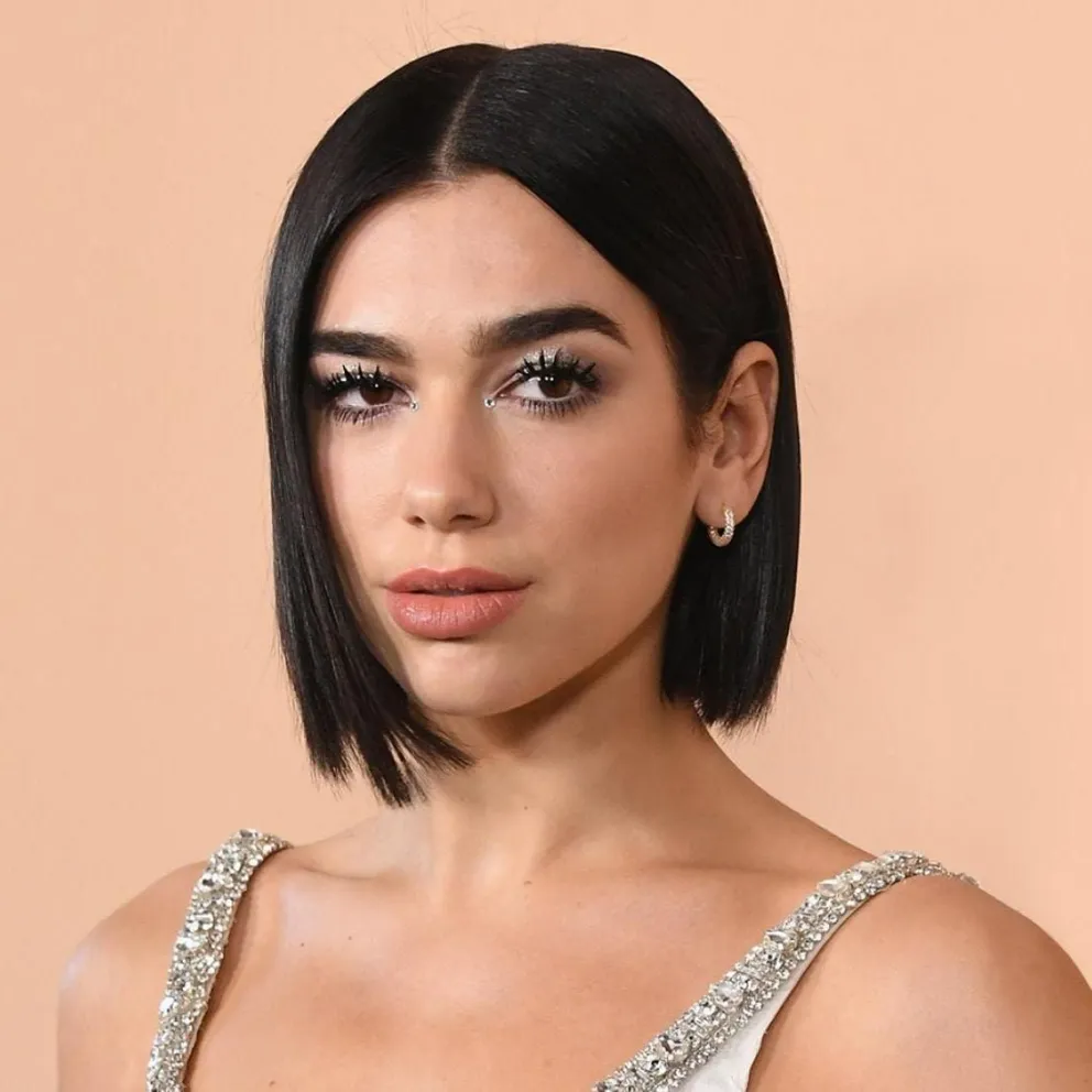 Dua Lipa enseña su pasión en atrevido mini short y look surfista 