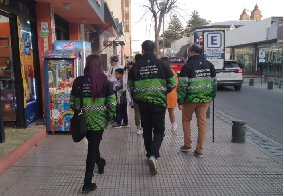 Inspectores andan corriendo vendedores ambulantes por el centro de Viedma