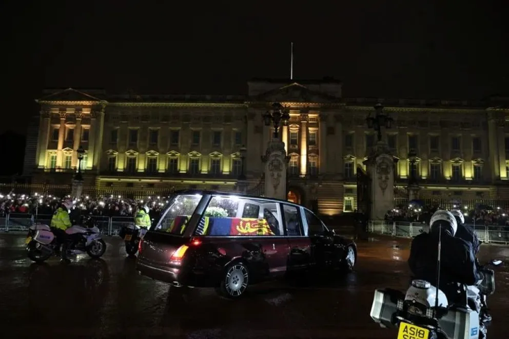 El ataúd de la reina Isabel II llegó a Londres: cómo continúa el funeral