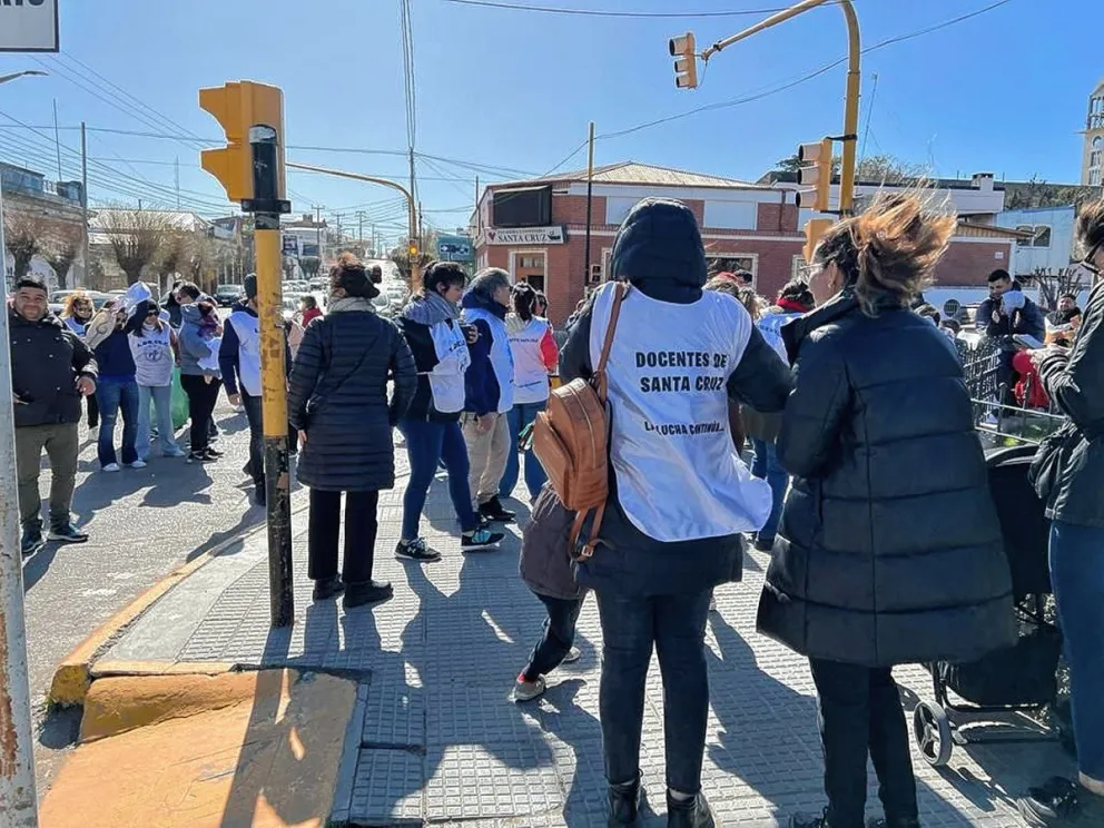 Deseado: docentes realizaron nuevo banderazo por mejoras en el salario y en infraestructura escolar