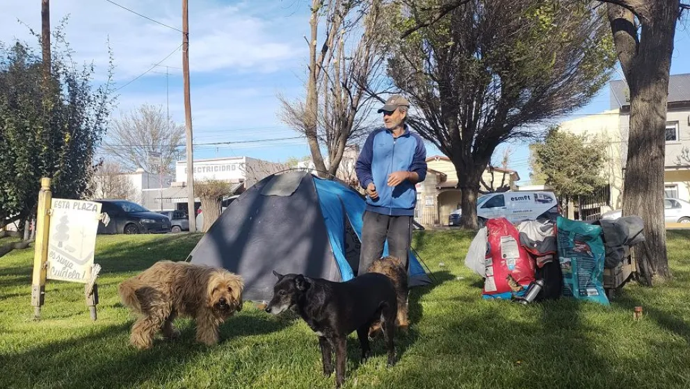 Un correntino quedó a la deriva junto a sus tres perros y pide ayuda para volver a su provincia