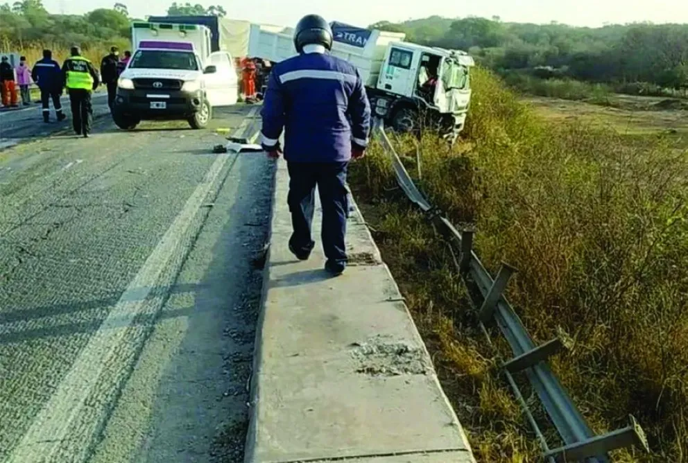 Accidente sobre la ruta: camión terminó debajo de un puente 