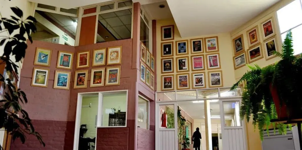 "Dos locas de remate" llegan a Roca: mirá qué famosas actrices presentarán su obra en la ciudad