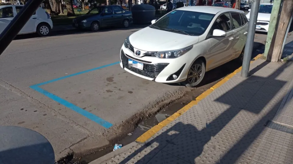 A poco de incorporarse cajones azules, hay particulares que tapan los estacionamientos