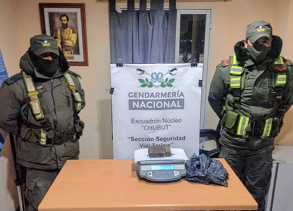 Dos detenidos y medio kilo de marihuana secuestrado en control de Gendarmería en Trelew