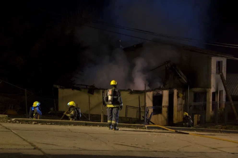 Un voraz incendio destruyó una vivienda por completo