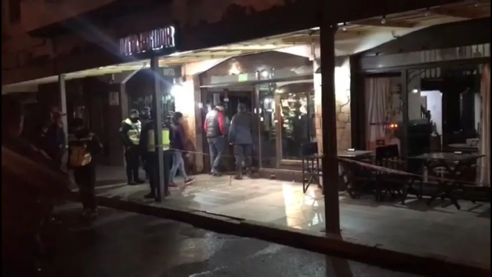 Susto en pleno centro salteño: se prendió fuego un comercio gastronómico