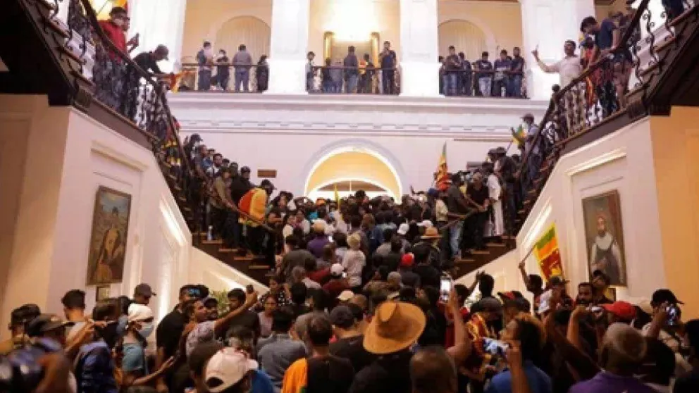 Video: una multitud asaltó la residencia del Presidente en Sri Lanka