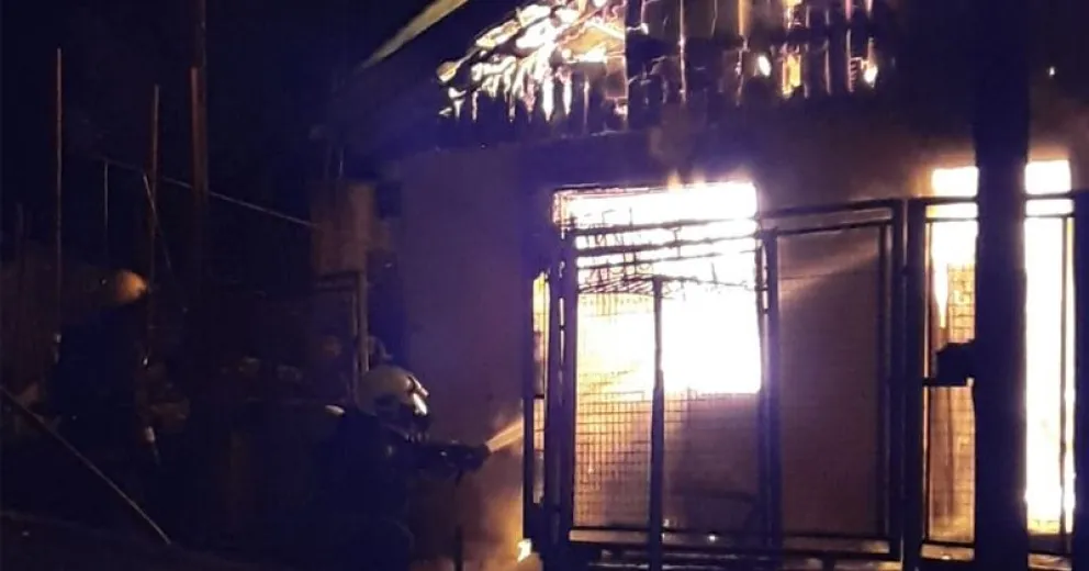 Se vivieron momentos de tensión por voraz incendio que consumió por completo una vivienda