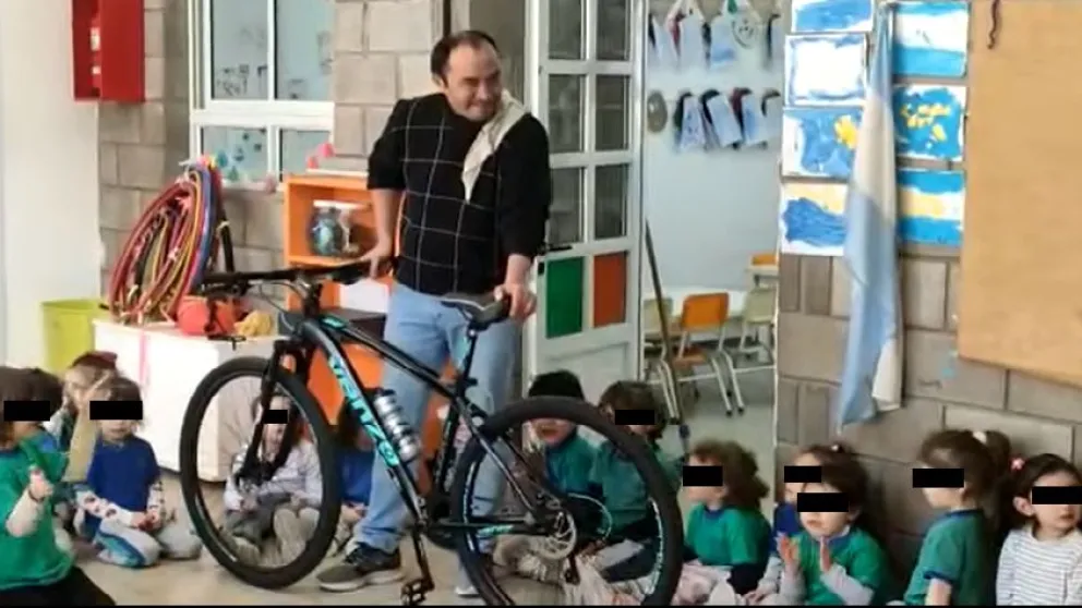 Le robaron la bici que usaba para ir a trabajar al jardín y los nenes le regalaron otra