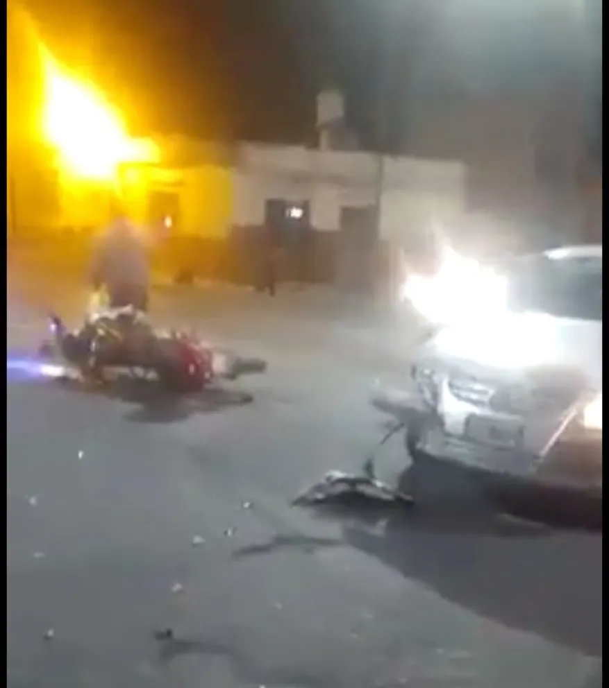 Terrible accidente: dos efectivos del 911 quedaron tirados en el asfalto