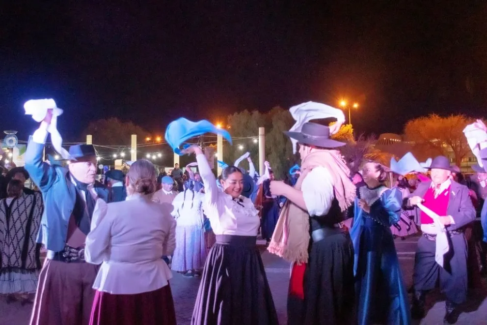 Con gran acompañamiento y una importante cantidad de presentaciones artísticas, se realizó la Vigilia Patria por el Día de la Independencia 