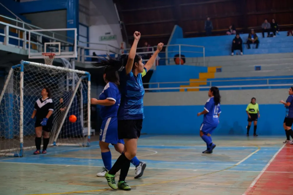 El fútbol femenino juega postergados y la sexta fecha