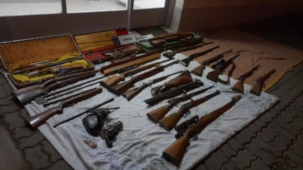 Imputaron a un instructor de esquí por delivery de drogas y al allanar su casa encontraron un arsenal