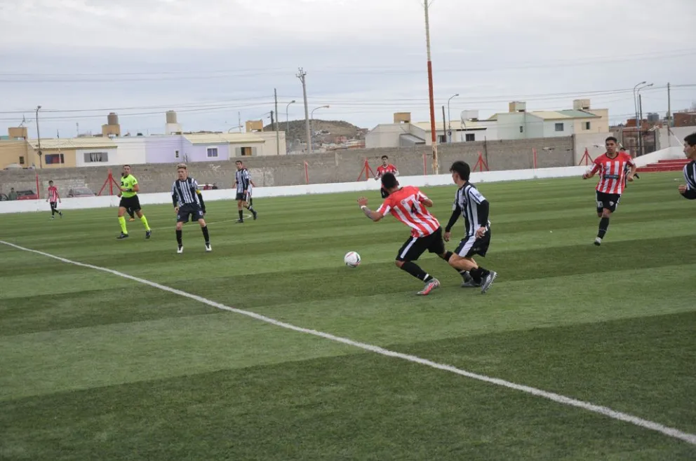 Fútbol Categoría B:  Deportivo Roca se subió a la punta