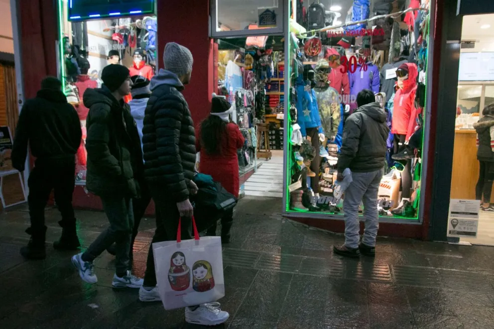 Vacaciones "mode on": turistas disfrutan del centro de Bariloche