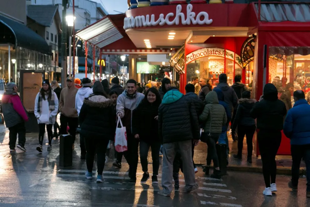 Los comercios céntricos de Bariloche aceptan dólares pero en las vidrieras no aclaran a cuánto