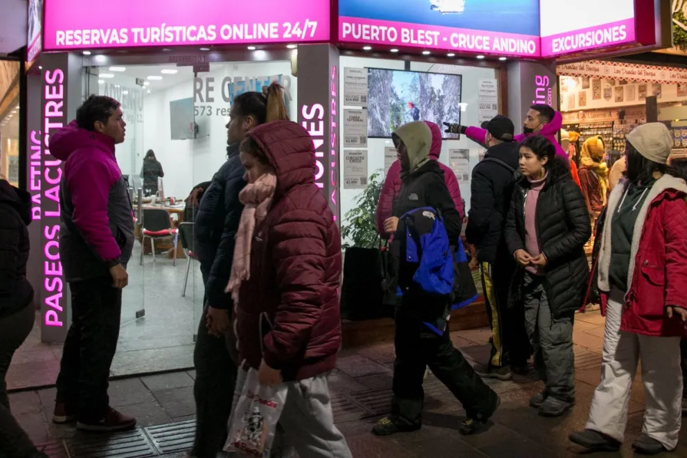 Entre los pesos que cada día alcanzan para menos y el cambio que beneficia la llegada de extranjeros