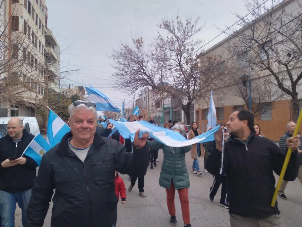 Vecinos autoconvocados marcharon con consignas en contra del Gobierno Nacional
