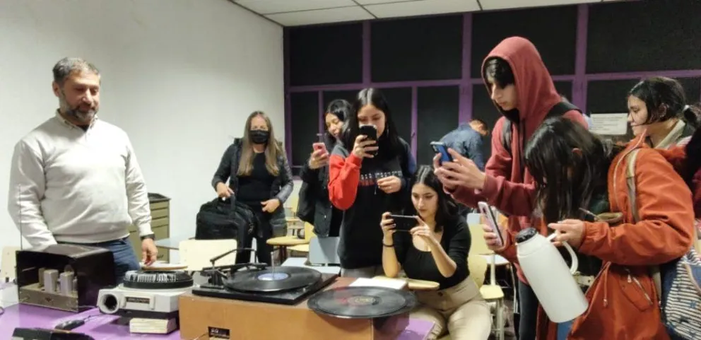 Estudiantes de secundaria visitaron el Museo de la Comunicación Regional de la UNCo