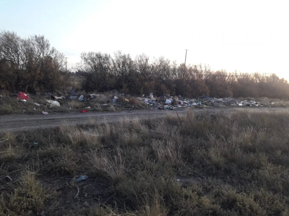 Basural a cielo abierto camino al Aeropuerto: "A los mugrientos no les importa un carajo"