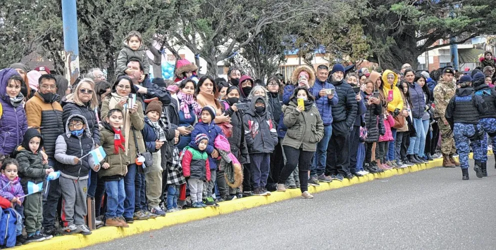 El público, gran protagonista del desfile del Día de la Independencia