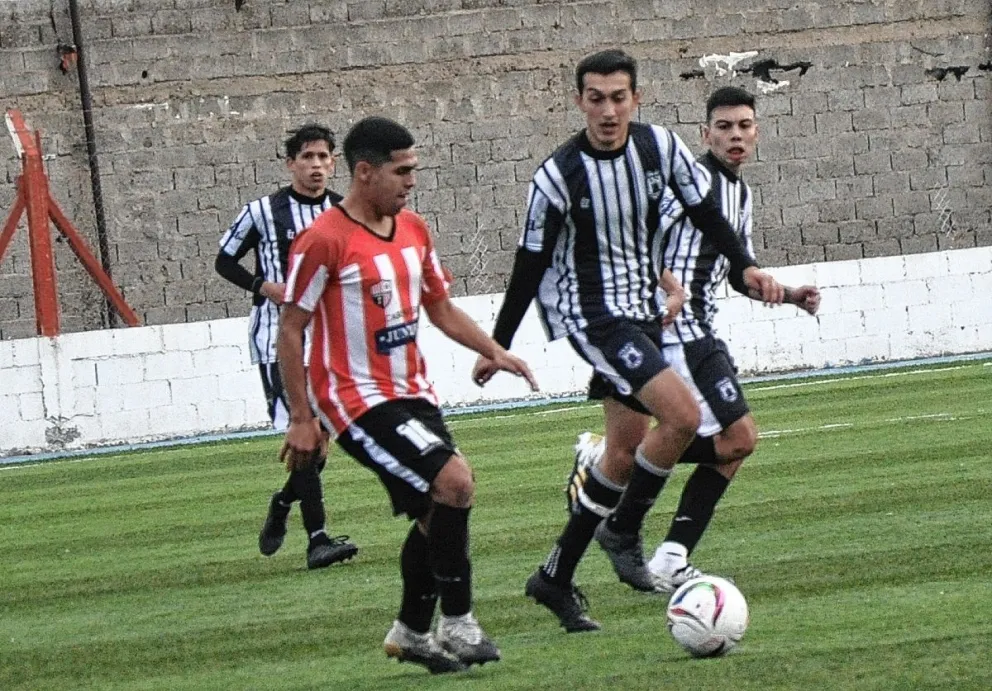 Roca le propinó una lluvia de goles a "La Nueva" y se convirtió en puntero